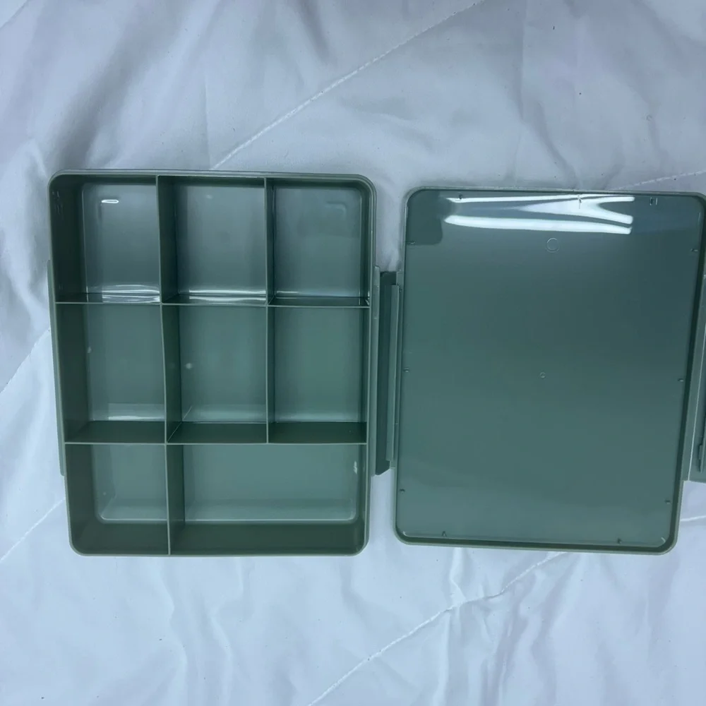 New Target DealWorthy Snack Box with 8 compartments green lunch or snack box